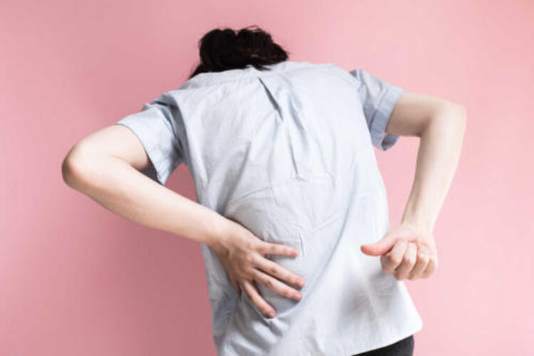 Căng cơ thắt lưng gây đau cột sống khi nằm ngủ